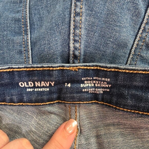 ๐ฆ Old Navy Distressed Skinny Jeans โ Size 14 โ Knee Rips & Cutoff Hems! ๐ฅ - Picture 9 of 10